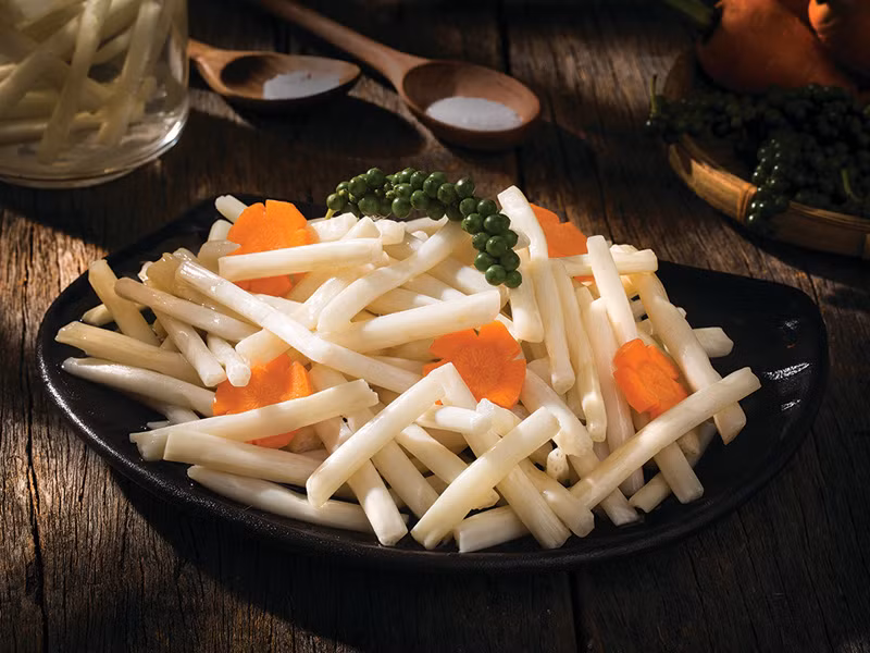 Trong Đông y, ngó sen cũng được điều chế thành trà để cho những người bị bệnh hô hấp uống như ho, hen suyễn, lao phổi.