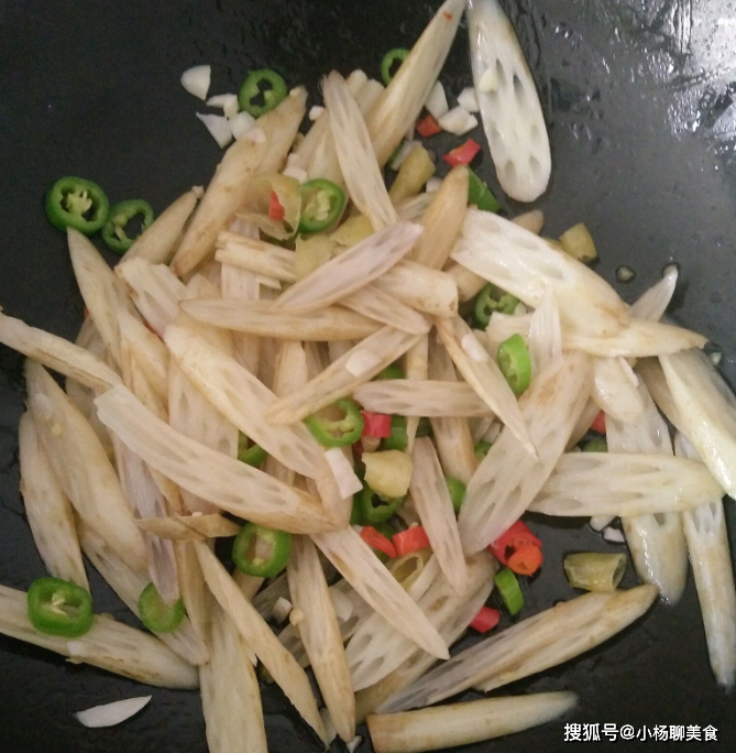 Ngó sen có thể làm món trộn, món xào cũng có thể làm món canh, ăn rất ngọt lại thơm thanh mát.