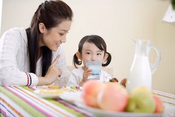 Bo sung canxi qua so nay, tre gap di chung anh huong nao bo