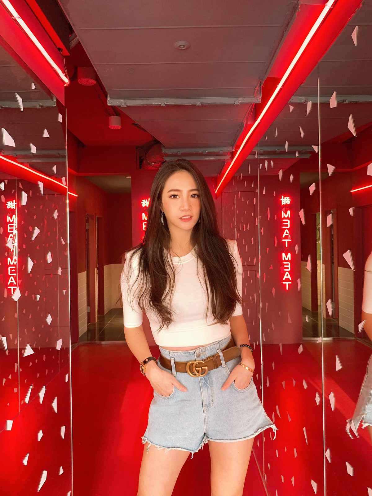 Thân hình thon thả, cao ráo, khuôn mặt xinh đẹp, Lâm Thải Đề tự tin khoe dáng trong những bộ trang phục bó sát và ngắn.