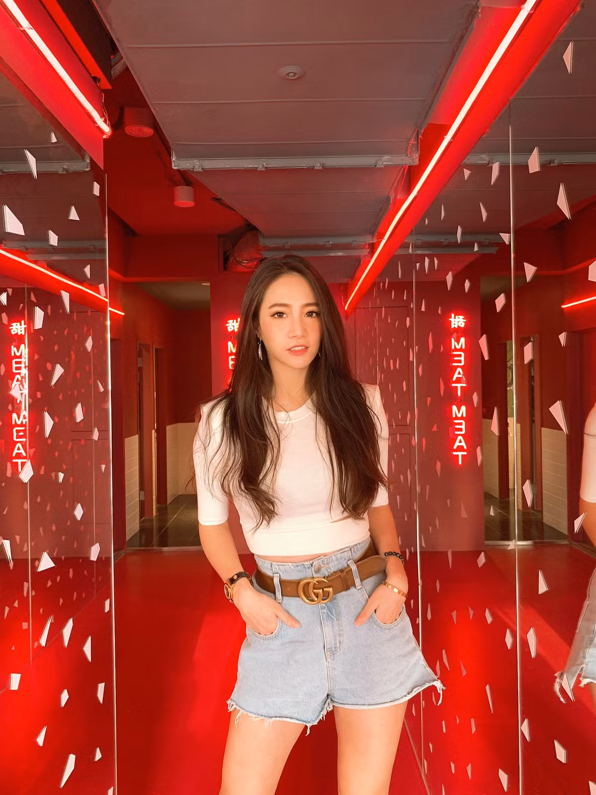 Thân hình thon thả, cao ráo, khuôn mặt xinh đẹp, Lâm Thải Đề tự tin khoe dáng trong những bộ trang phục bó sát và ngắn.