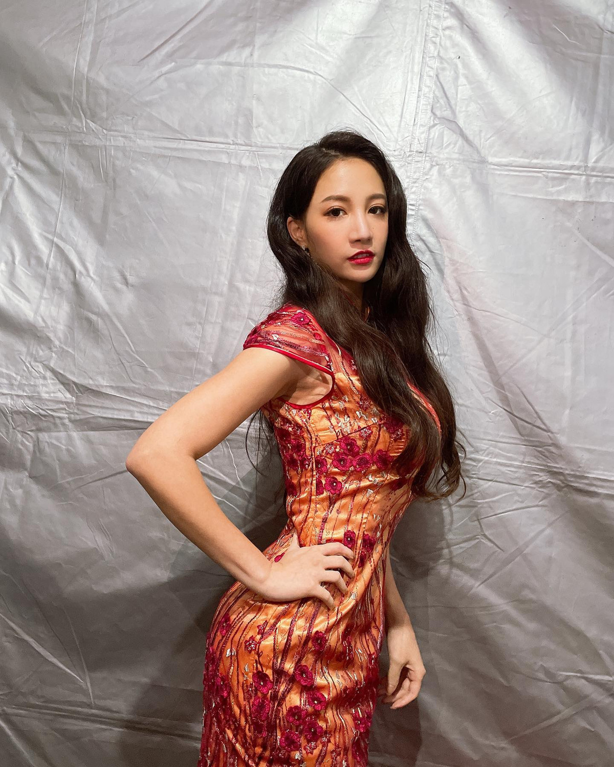 Sau khi đại dịch bùng phát, hạn chế ra ngoài, phòng gym đóng cửa, Lâm Thải Đề vẫn tập luyện không ngừng ở nhà hăng say, nghiêm túc.