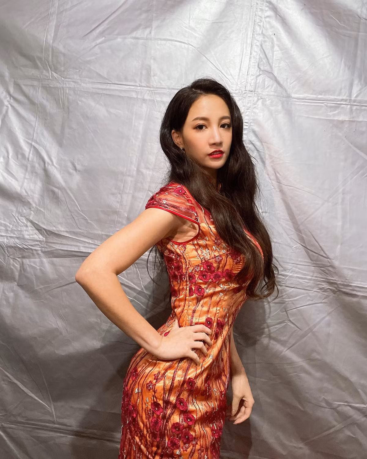 Sau khi đại dịch bùng phát, hạn chế ra ngoài, phòng gym đóng cửa, Lâm Thải Đề vẫn tập luyện không ngừng ở nhà hăng say, nghiêm túc.