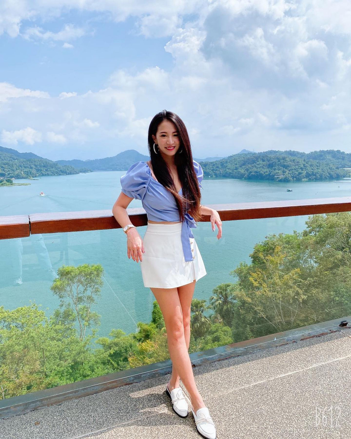 Gu thời trang của single mom Lâm Thải Đề vô cùng tươi trẻ. Trông cô nàng chẳng khác nào những hot girl tuổi đôi mươi.