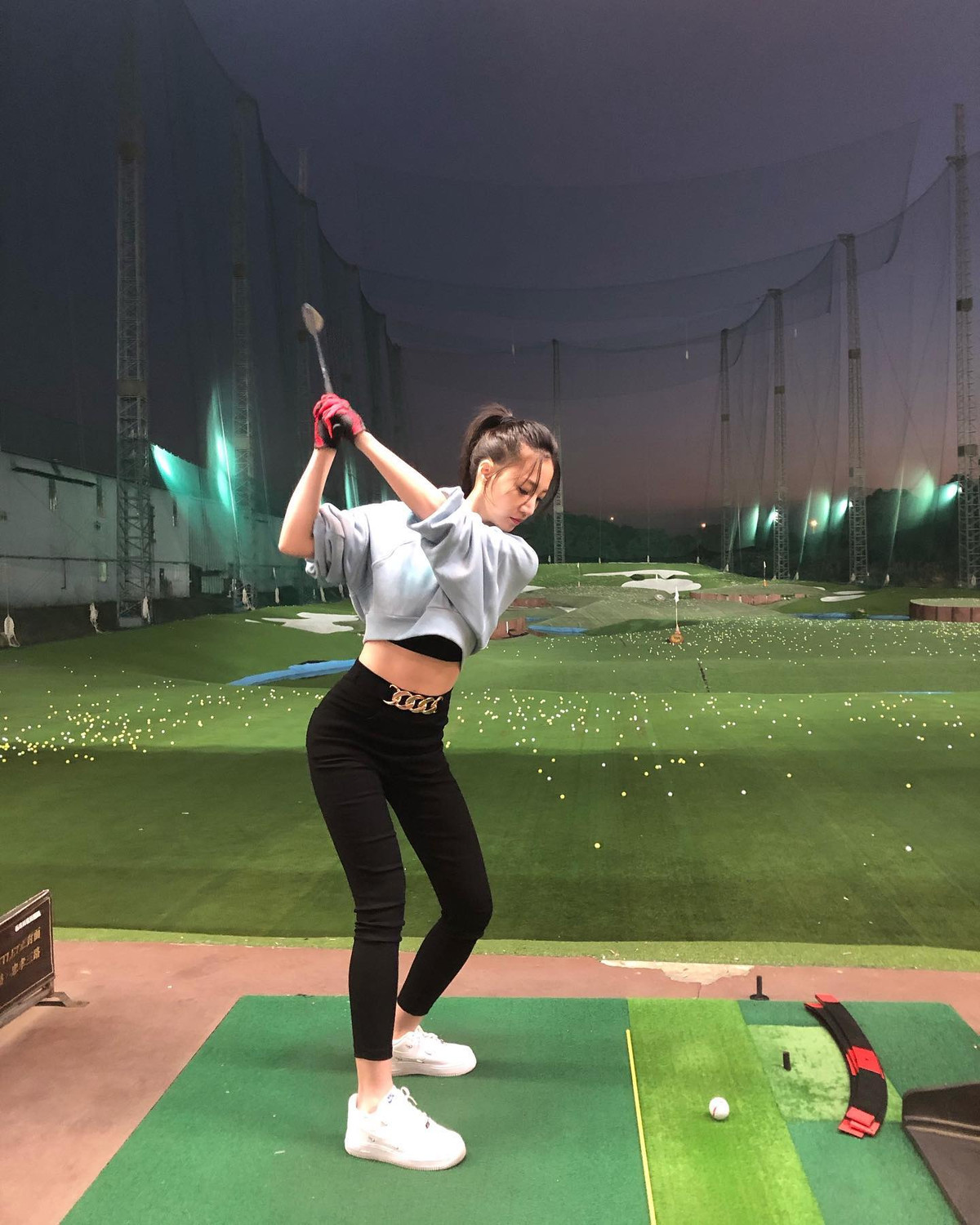 Cô nàng có thường xuyên chơi golf và luôn nỗ lực hoàn thiện bản thân mình.