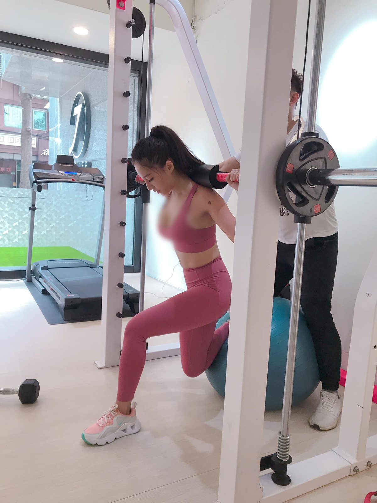 Cô nàng từng cosplay nhân vật Nữ hoàng Hải Tặc Boa Hancock hay Xà Nữ Vương ở Amazon Lily và nhận được cơn mưa lời khen nhờ thân hình nóng bỏng cùng gương mặt và khí chất quá giống nhân vật.