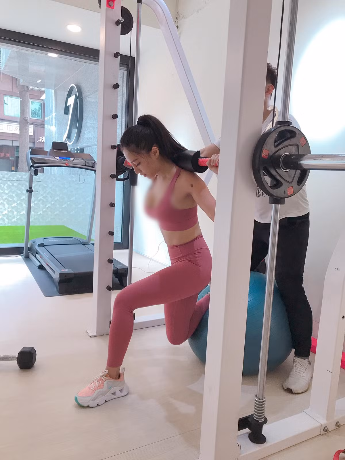 Cô nàng từng cosplay nhân vật Nữ hoàng Hải Tặc Boa Hancock hay Xà Nữ Vương ở Amazon Lily và nhận được cơn mưa lời khen nhờ thân hình nóng bỏng cùng gương mặt và khí chất quá giống nhân vật.