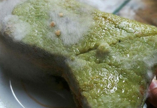 Ví dụ: đậu phộng, ngô và các sản phẩm từ ngũ cốc và dầu bị mốc sẽ tạo ra aflatoxin; cá, tôm và cua bị hư hỏng sẽ tạo ra amin, histamine, sulfua và các chất có hại khác; thực phẩm lên men không hợp vệ sinh như đậu phụ hôi thối thường bị nhiễm độc tố botulinum. 