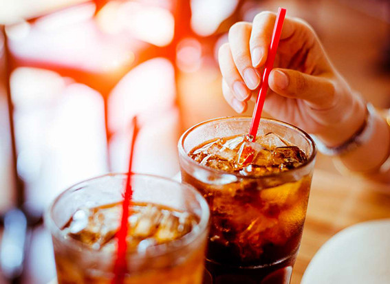 2. Đồ uống có đường: Đường phá hủy da. Một nghiên cứu được thực hiện ở Anh cho thấy rằng việc tiêu thụ đường thường xuyên không chỉ làm tăng vòng eo mà còn khiến cơ thể con người bị lão hóa sớm và các sợi đàn hồi trên da trở nên cứng giòn, hình thành các nếp nhăn. Hiện tượng này đặc biệt nổi bật ở phụ nữ mãn kinh. 