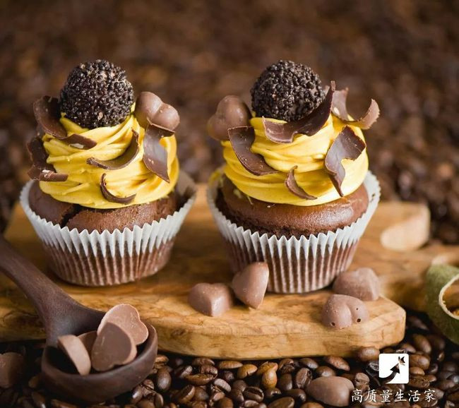 5. Thực phẩm giàu chất béo: Gây ra tổn thương oxy hóa. Thực phẩm giàu chất béo dễ bị ôi thiu do oxy hóa, đồng thời sản sinh ra một lượng lớn lipid peroxit, thúc đẩy chuỗi phản ứng tạo gốc tự do trong cơ thể, dẫn đến cơ thể bị oxy hóa, sau đó là lão hóa. 