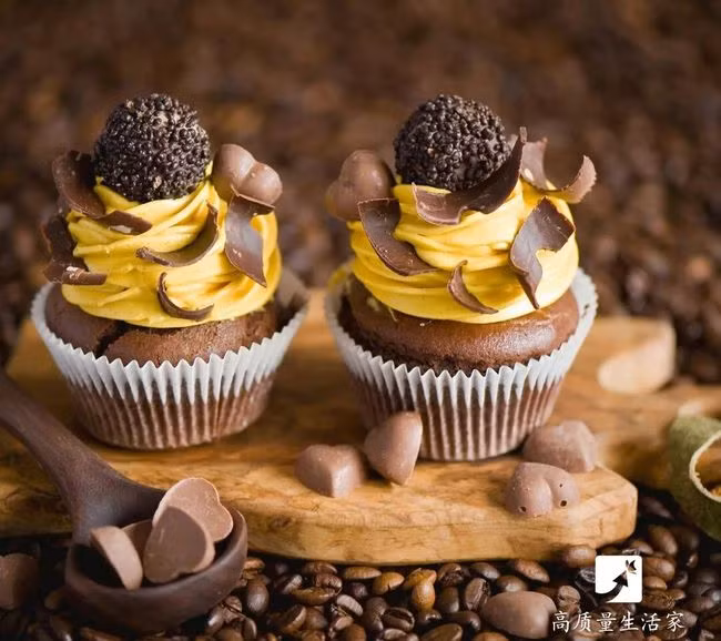 5. Thực phẩm giàu chất béo: Gây ra tổn thương oxy hóa. Thực phẩm giàu chất béo dễ bị ôi thiu do oxy hóa, đồng thời sản sinh ra một lượng lớn lipid peroxit, thúc đẩy chuỗi phản ứng tạo gốc tự do trong cơ thể, dẫn đến cơ thể bị oxy hóa, sau đó là lão hóa. 