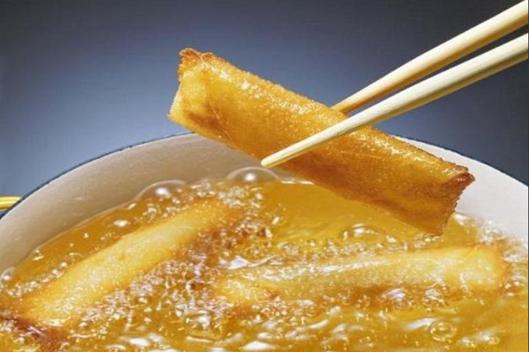 Đồng thời, thực phẩm chiên rán dễ gây thừa cân béo phì. Mô mỡ thừa sẽ ảnh hưởng đến quá trình trao đổi chất và nội tiết của cơ thể, làm tổn thương các mô và chức năng, đẩy nhanh quá trình lão hóa của cơ thể. 