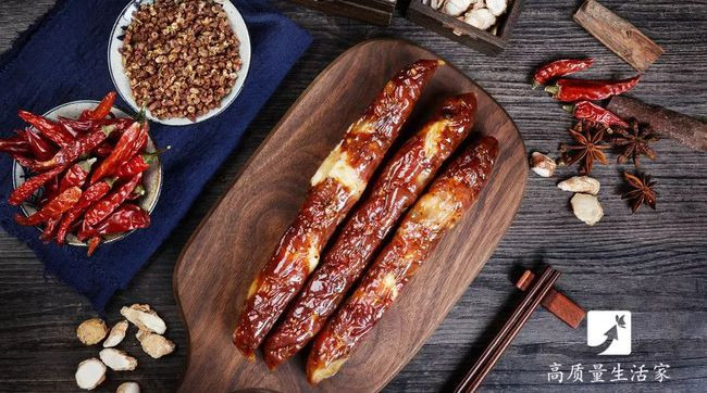 4. Sản phẩm chế biến từ thịt: Nguy cơ ung thư. Một mặt, thịt chế biến sẵn chứa nhiều muối có thể gây tổn thương niêm mạc dạ dày, tăng gánh nặng cho thận, có thể làm tăng huyết áp, tổn thương mọi mặt của cơ thể, đẩy nhanh quá trình lão hóa. 