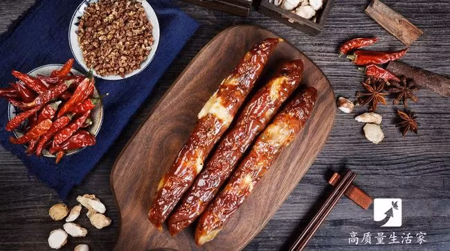 4. Sản phẩm chế biến từ thịt: Nguy cơ ung thư. Một mặt, thịt chế biến sẵn chứa nhiều muối có thể gây tổn thương niêm mạc dạ dày, tăng gánh nặng cho thận, có thể làm tăng huyết áp, tổn thương mọi mặt của cơ thể, đẩy nhanh quá trình lão hóa. 