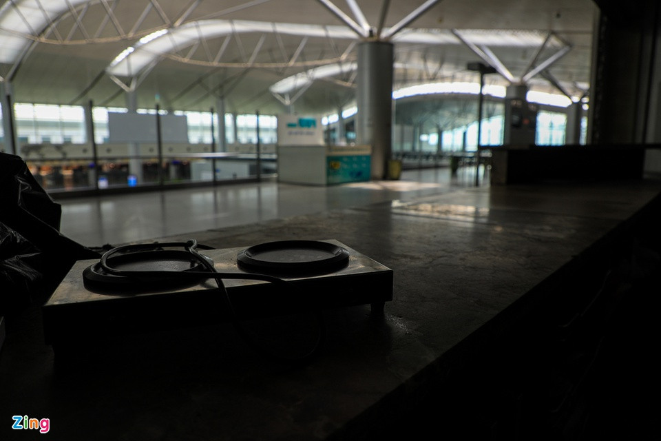 Các hàng quán tại ga quốc tế đã đóng cửa nhiều tháng trước.