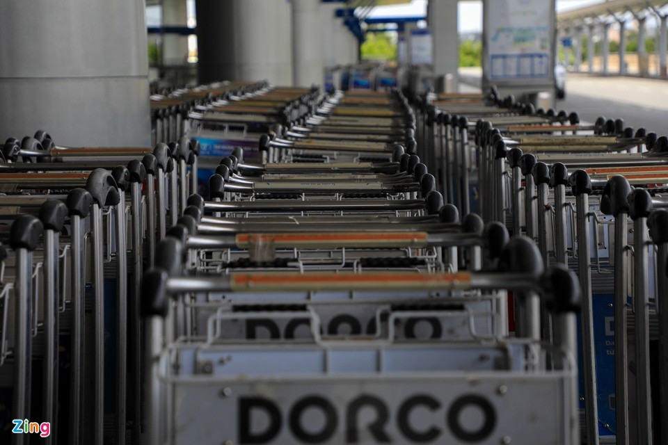 Hàng trăm chiếc xe đẩy dành cho hành khách không được sử dụng chất đống trước cổng ga đi quốc tế.