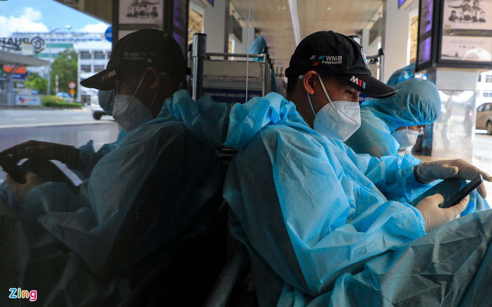 "Tôi đã thất nghiệp gần 2 tháng, giờ không còn đủ sức bám trụ tại thành phố nên buộc phải về quê. Sắp tới hạn đóng tiền nhà trọ nhưng kinh tế đã cạn kiệt tôi phải xin chủ trọ cho khất lại tháng sau. Giờ trong túi chỉ còn vài chục nghìn không biết phải xoay sở ra sao nếu địa phương yêu cầu đóng phí cách ly 14 ngày", anh Trương Công Thịnh (hành khách về Đà Nẵng) cho biết.