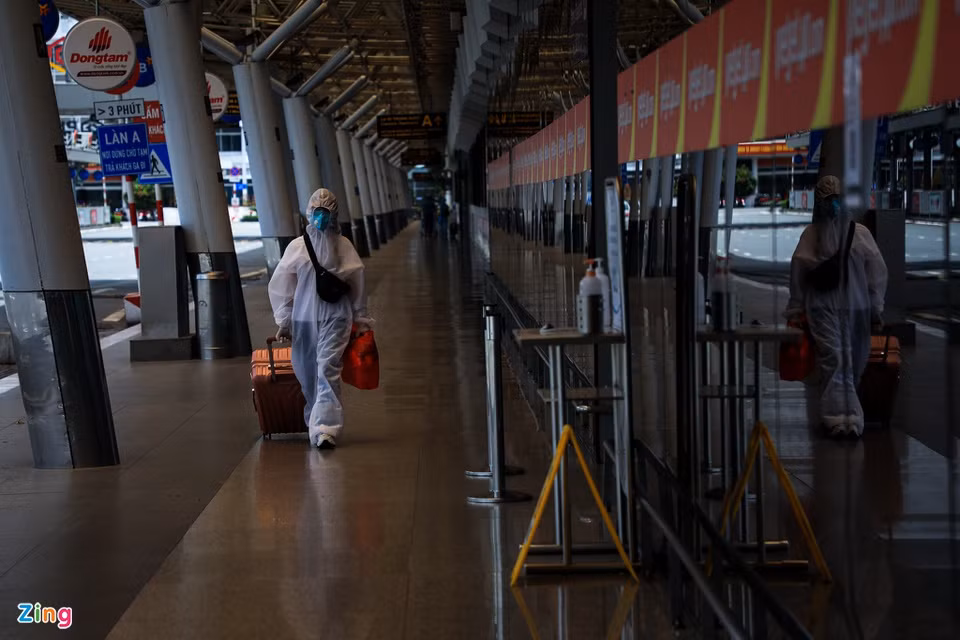 Đa số hành khách mặc đồ bảo hộ kín mít từ đầu đến chân để phòng, chống dịch.