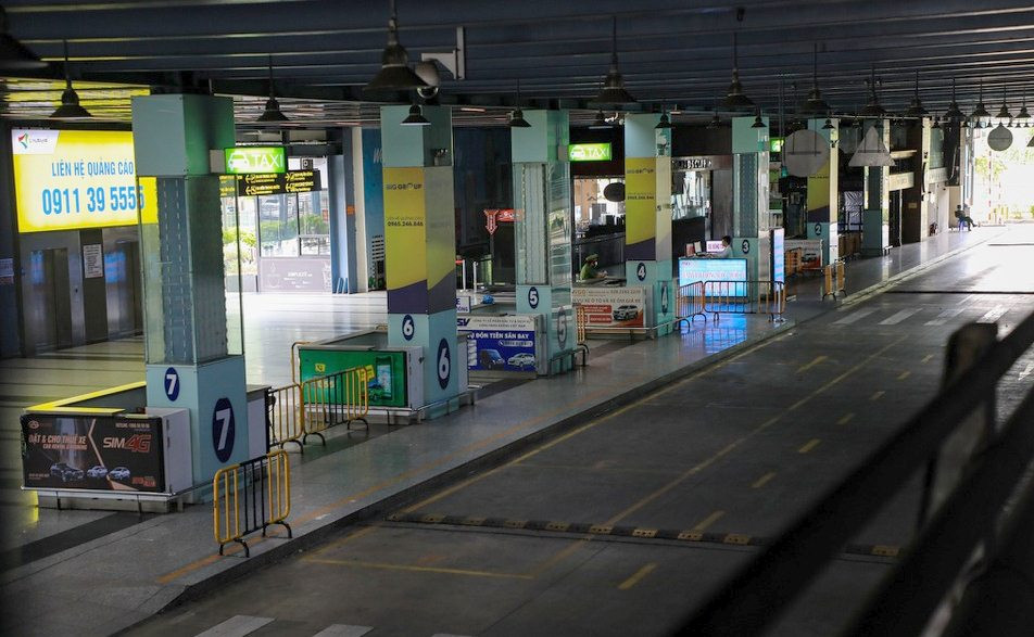 Khu vực đỗ xe dành cho taxi đón khách của nhà xe TCP cũng trong tình trạng tương tự. Trước đó, vào ngày 9/7, TP.HCM đã tạm dừng tất cả hoạt động kinh doanh vận tải hành khách bằng ôtô bao gồm: xe buýt, taxi, xe hợp đồng, xe du lịch... theo Chỉ thị 16 của Thủ tướng.