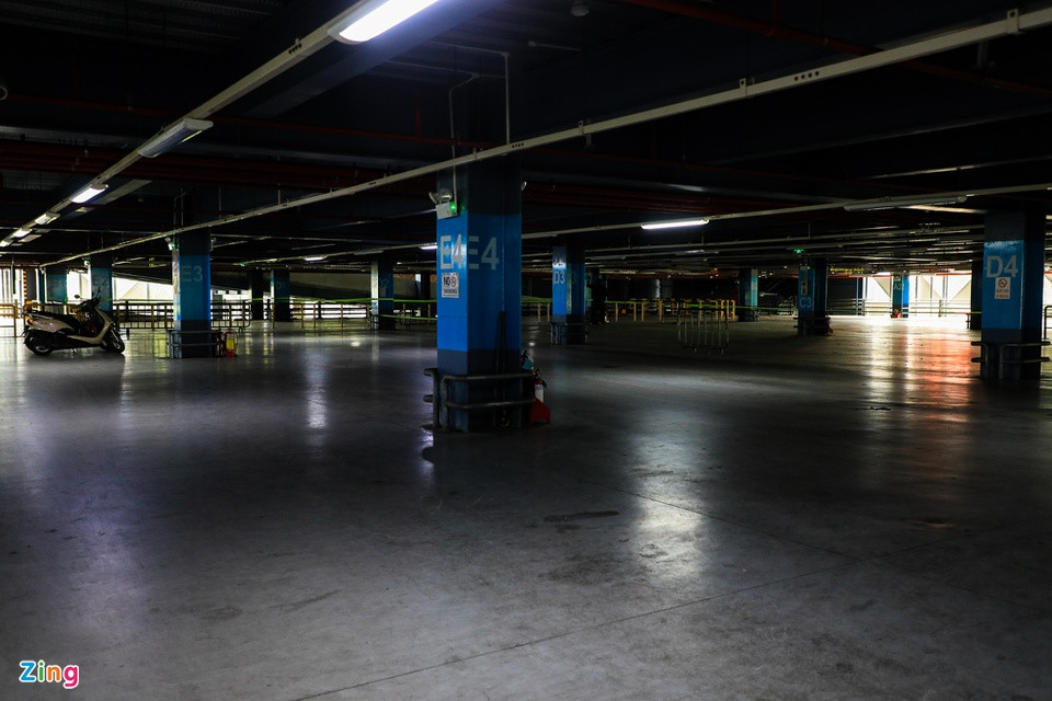 Bên trong bãi đậu xe ở sân bay Tân Sơn Nhất, khu vực dành cho xe máy với sức chứa lên đến gần 6.000 xe giờ chỉ còn vài chiếc đậu lại.