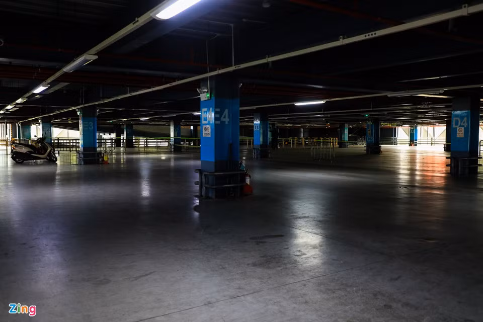 Bên trong bãi đậu xe ở sân bay Tân Sơn Nhất, khu vực dành cho xe máy với sức chứa lên đến gần 6.000 xe giờ chỉ còn vài chiếc đậu lại.