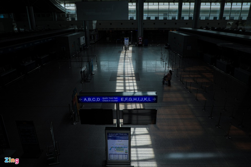 Khu vực làm thủ tục chỉ có một vài nhân viên sân bay qua lại.