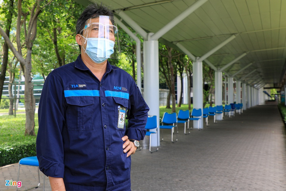 "Tôi làm nhân viên kỹ thuật điện nhà ga tại sân bay đã gần 30 năm, đây là lần đâu tiên tôi thấy cảnh vắng vẻ, u ám bao trùm lên sân bay như thời điểm hiện tại, những ngày gần đây chỉ có khoảng 3-4 chuyến bay đi/đến TP.HCM. Lương tôi giờ chỉ còn 6 triệu, giảm hơn 2/3 so với trước đó, nhưng tôi cảm thấy rất may mắn vì giữ được việc làm, không lâm vào tình cảnh thất nghiệp như bạn bè, người thân xung quanh", anh Thái Duy Kiệm (nhân viên sân bay) chia sẻ.