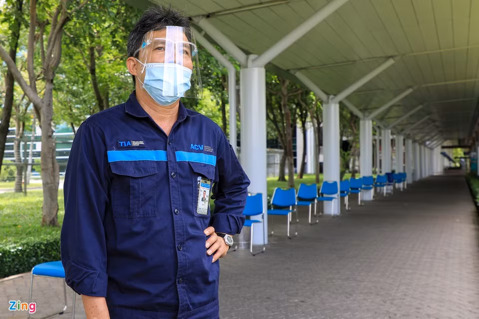 "Tôi làm nhân viên kỹ thuật điện nhà ga tại sân bay đã gần 30 năm, đây là lần đâu tiên tôi thấy cảnh vắng vẻ, u ám bao trùm lên sân bay như thời điểm hiện tại, những ngày gần đây chỉ có khoảng 3-4 chuyến bay đi/đến TP.HCM. Lương tôi giờ chỉ còn 6 triệu, giảm hơn 2/3 so với trước đó, nhưng tôi cảm thấy rất may mắn vì giữ được việc làm, không lâm vào tình cảnh thất nghiệp như bạn bè, người thân xung quanh", anh Thái Duy Kiệm (nhân viên sân bay) chia sẻ.