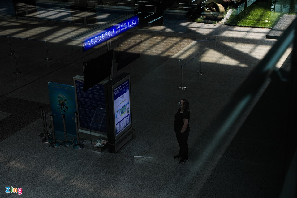 Không chỉ nhà ga quốc nội, ga đi quốc tế cũng chỉ lác đác vài hành khách.