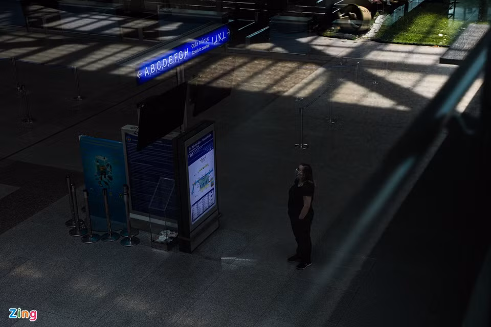 Không chỉ nhà ga quốc nội, ga đi quốc tế cũng chỉ lác đác vài hành khách.