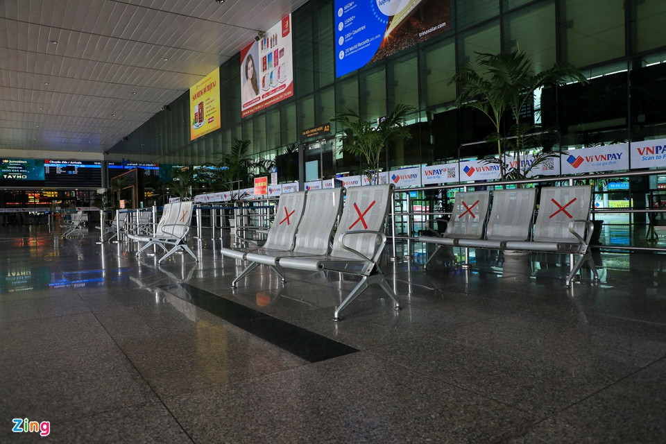 Các dãy ghế dành cho thân nhân chờ đón người thân trước khu vực ga đến không một bóng người. Hầu hết nhà hàng của ga quốc nội trong tình trạng đóng cửa.