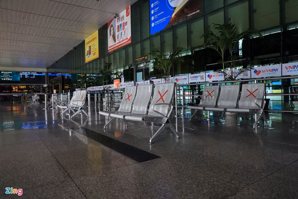 Các dãy ghế dành cho thân nhân chờ đón người thân trước khu vực ga đến không một bóng người. Hầu hết nhà hàng của ga quốc nội trong tình trạng đóng cửa.