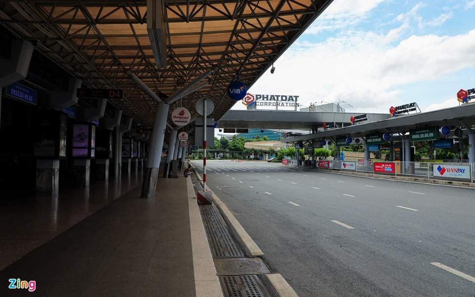 3 làn xe A-B-C đưa đón khách tại ga quốc nội luôn trong tình trạng vắng vẻ, khác hẳn với cảnh nhộn nhịp trước đây.