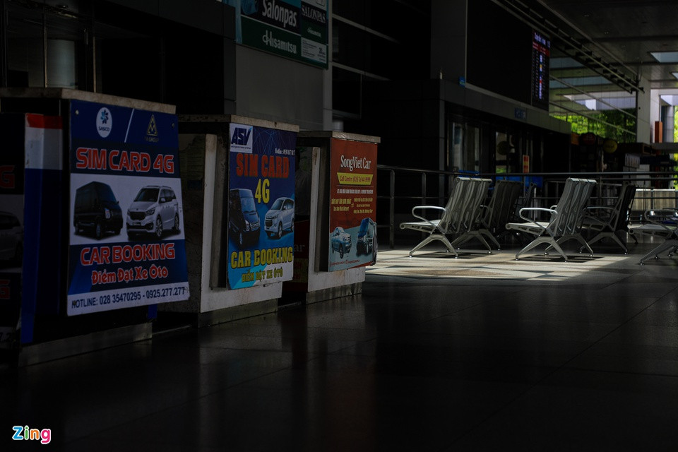 Ga quốc tế vốn nhộn nhịp bởi một người về 10 người đón nhưng hiện tại các dãy ghế ngồi chờ luôn trong tình trạng đìu hiu, vắng vẻ.