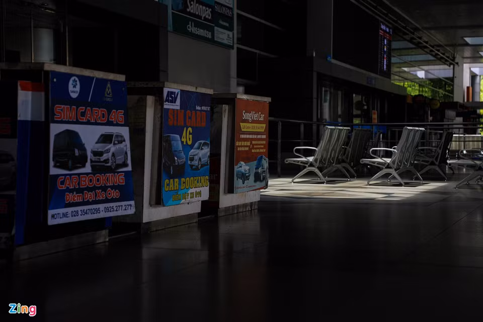 Ga quốc tế vốn nhộn nhịp bởi một người về 10 người đón nhưng hiện tại các dãy ghế ngồi chờ luôn trong tình trạng đìu hiu, vắng vẻ.