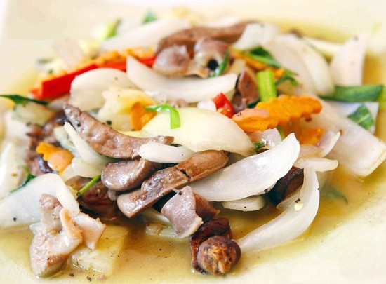 Thêm nữa, hành tây có thể chống lại các vi khuẩn nguy hiểm tiềm tàng, như E.coli, trực khuẩn mủ xanh... Quercetin chiết xuất từ hành tây dường như là một cách đặc biệt mạnh mẽ để chống lại vi khuẩn. Thường xuyên bổ sung hành tây và thực đơn là lựa chọn sáng suốt của những người ăn uống thông minh.