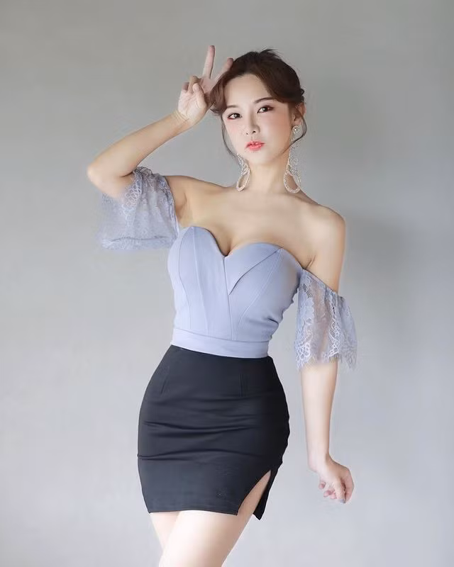 Set đồ khoe triệt để đường cong thanh xuân quyến rũ của nữ thần đội cổ vũ Vu Dĩ Huyên.