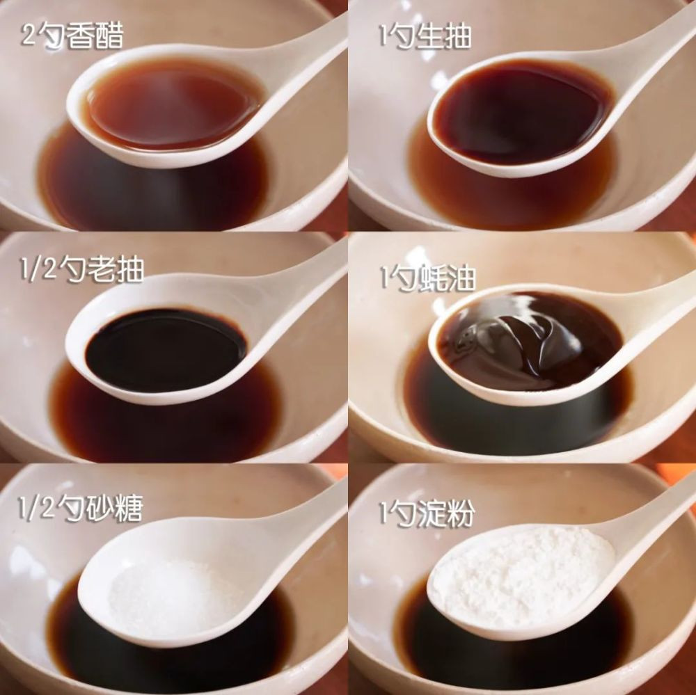 Hôm nay giới thiệu với mọi người món mì xào cà tím cực dễ làm. Đầu tiên cần làm nước sốt. Nguyên liệu gồm 1 thìa nước sốt thịt, 2 thìa giấm, 1 thìa nước tương nhạt, 1/2 thìa nước tương đen, 1 thìa dầu hào, 1/2 thìa đường cát, 1 thìa bột dạo và nửa bát con nước. Tất cả những nguyên liệu này đem khuấy đều và để sang một bên.