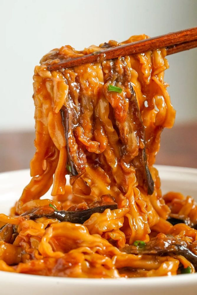 Từng sợi mì ngấm trong nước sốt cà tím khiến người dùng ăn một lần sẽ nhớ mãi không quên, cảm giác ngon hơn cả mì xào thịt.