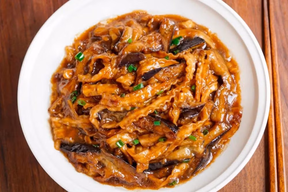 Hoàn thành món mì xào cà tím cực ngon, ăn vô cùng đậm đà, mềm lại thơm ngọt vị tự nhiên.