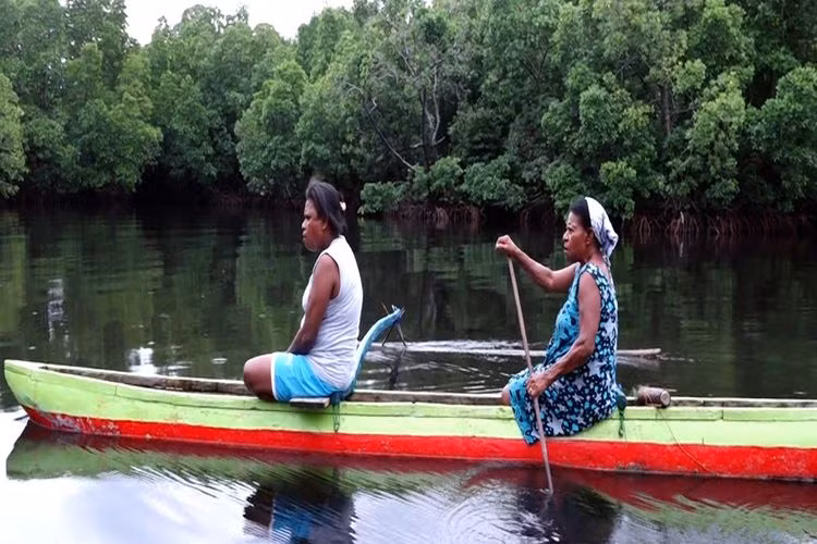 Đối với những người đàn ông chỉ có thể câu cá ở vùng nước bên ngoài, một khi họ đột nhập vào rừng ngập mặn và nhìn trộm phụ nữ, họ sẽ bị phạt tới 1 triệu rupiah Indonesia (khoảng 1,5 triệu đồng).