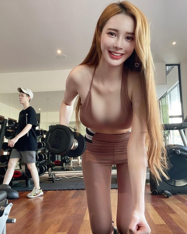 Cô nàng được công chúng ưu ái gọi là "nữ thần thể thao" cũng nhờ tập luyện không ngừng. Hoàng Thi Kỳ cũng thường hào phòng chia sẻ những video tập luyện của mình lên mạng xã hội.