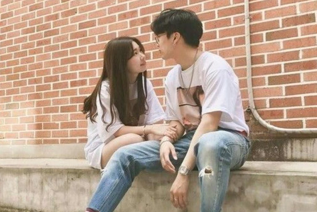 3. Quan hệ sau khi uống rượu. Một số người cho rằng rượu có ích cho cuộc yêu bỏng cháy nhưng thực tế, bản thân rượu có thể đẩy nhanh lưu lượng máu và tăng huyết áp.