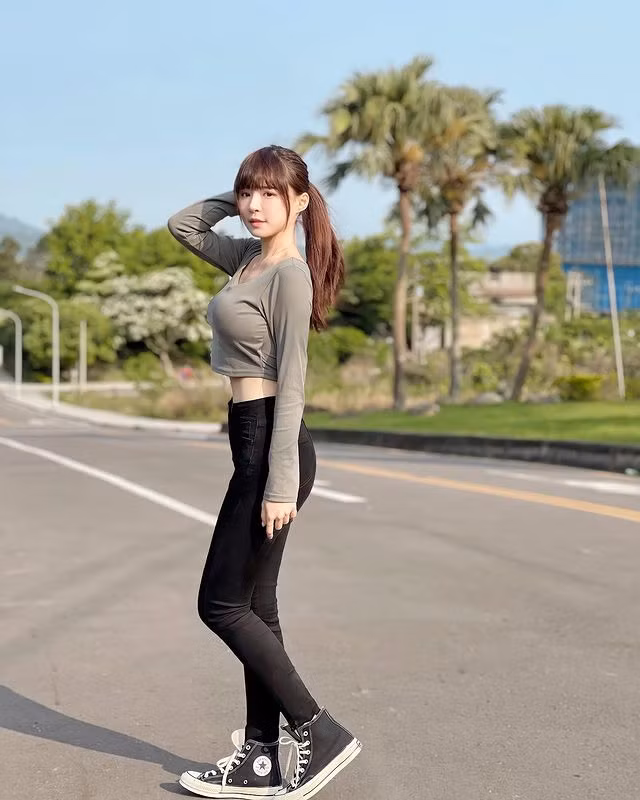 Ngoài ra, khi đi chụp hình ngoài trời, Ngô Tiệp An luôn sử dụng kem chống nắng. Cô nàng cho biết, kem chống nắng là vật bất ly thân của mình.