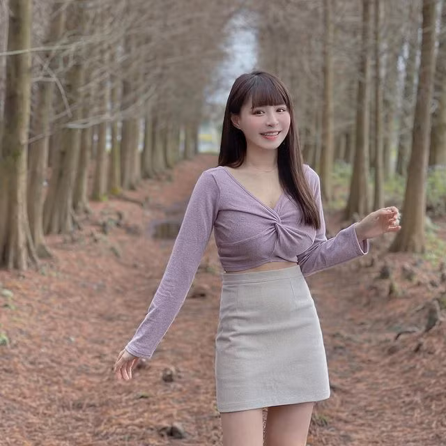 Set đồ gồm áo crop-top với chi tiết xoắn ở ngực giúp hot girl tôn được lợi thế hình thể. Kết hợp cùng chân váy chữ A màu trắng gạo, Ngô Tiệp An thực sự vô cùng xinh đẹp, trẻ trung.