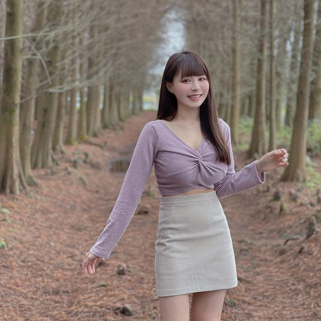 Set đồ gồm áo crop-top với chi tiết xoắn ở ngực giúp hot girl tôn được lợi thế hình thể. Kết hợp cùng chân váy chữ A màu trắng gạo, Ngô Tiệp An thực sự vô cùng xinh đẹp, trẻ trung.