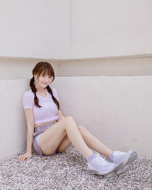 Cô nàng cho rằng, chính việc ăn uống đủ chất đã khiến cô duy trì được sự căng mịn của làn da.