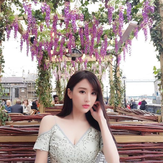 Chiếc váy có cổ chữ V khoét rộng và sâu kết hợp cùng vai trễ giúp Trần Tĩnh phô bày được nét trẻ trung lại gợi cảm, quyến rũ của mình.