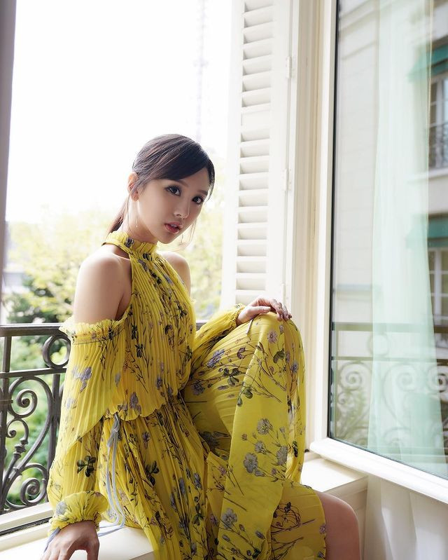 Khi đi du lịch, Trần Tĩnh thường chọn những chiếc maxi hoa. Trang phục này giúp cô thoải mái dạo phố lại dễ dàng tạo dáng.