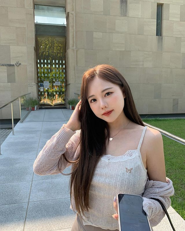 Trong những hình ảnh mà Hong Yeong-gi đăng tải lên trang cá nhân, cô nàng thực sự trông trẻ vô cùng, nhiều người thậm chí còn nhận xét Hong chẳng khác nào học sinh cấp 3, thời gian dường như đã bỏ quên hot mom này.